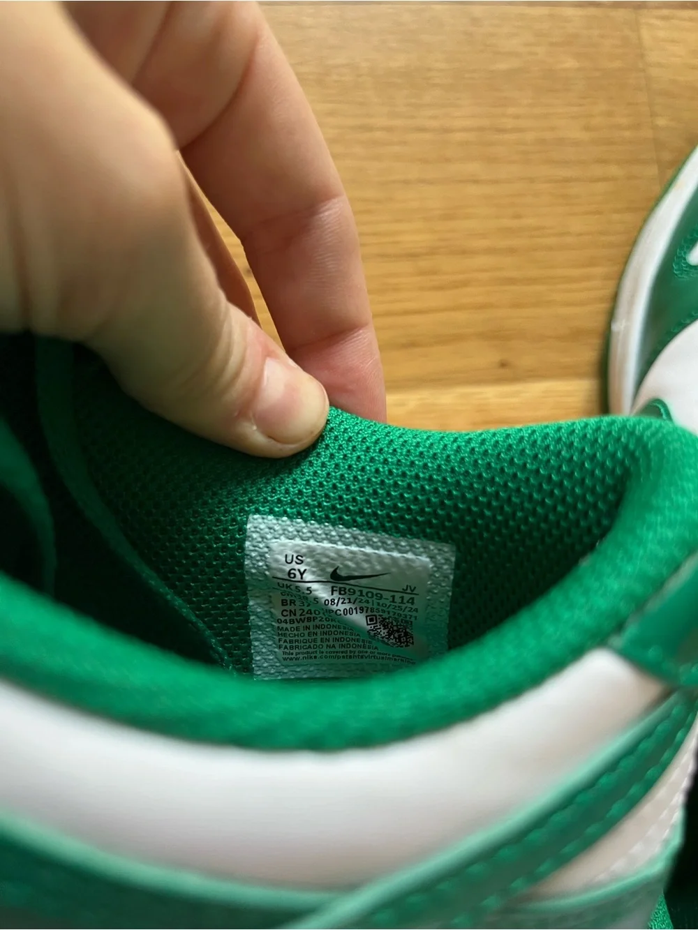 Nike Green & White Low-Top Sneakers